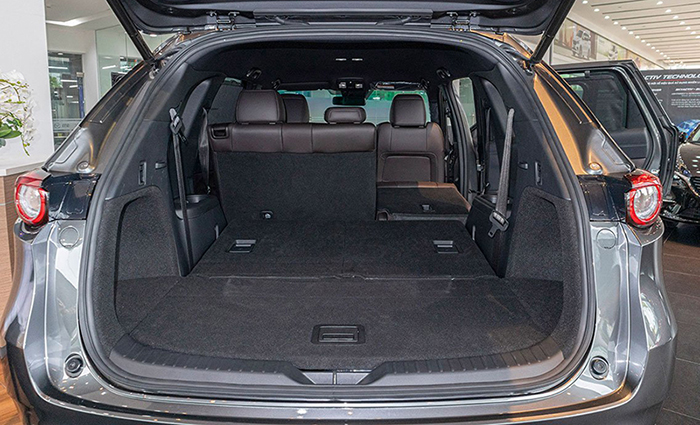 khoang-hanh-ly-mazda-cx8-2021